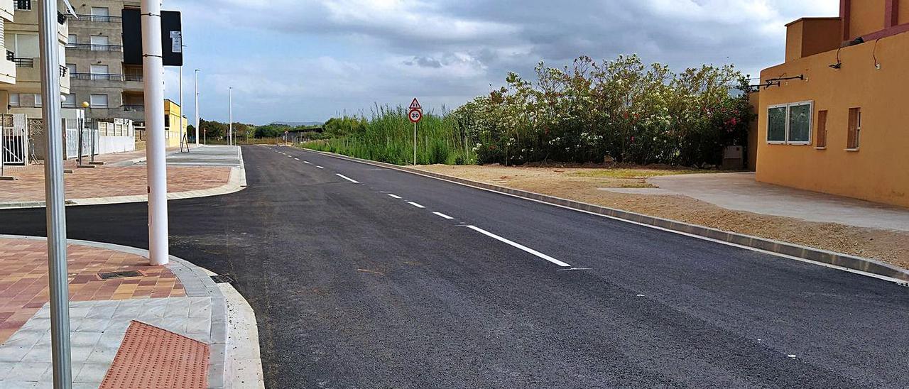 El vial perimetral de la playa de Tavernes inaugurado el pasado mes de julio. | T. Á.C.