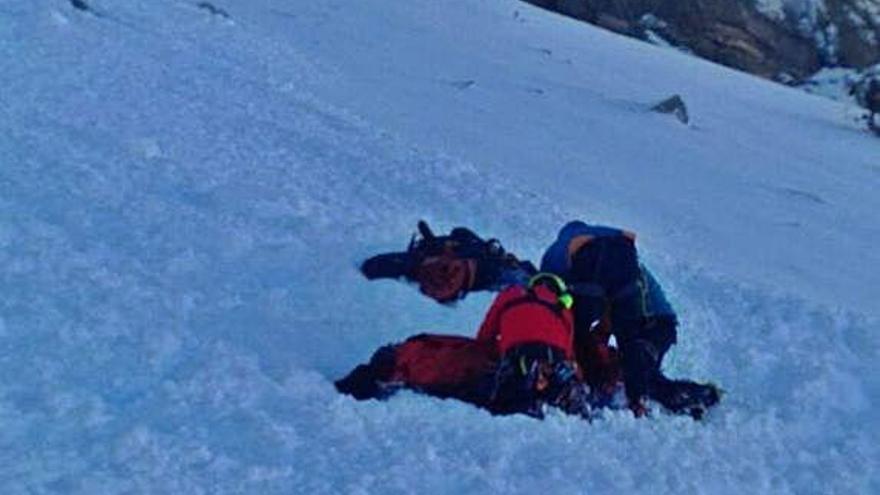 Setcases Dos escaladors ferits per una allau