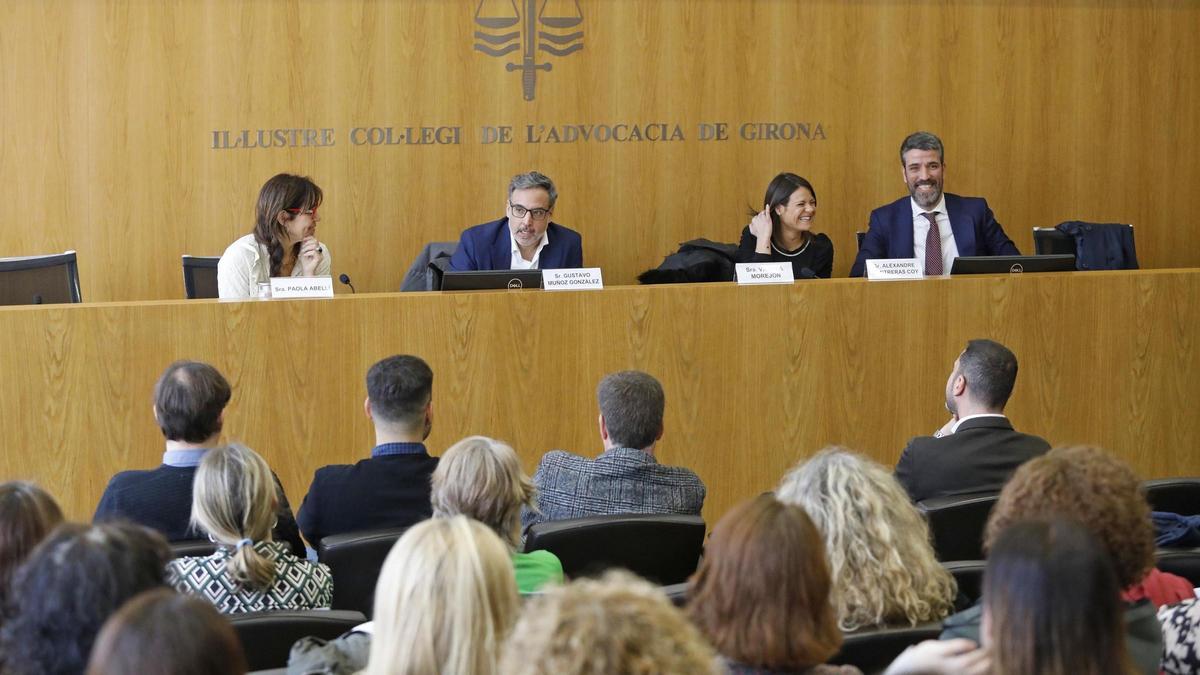 Els ponents de la primera taula de la jornada sobre ocupacions irregulars celebrada al Col·legi de l'Advocacia de Girona.