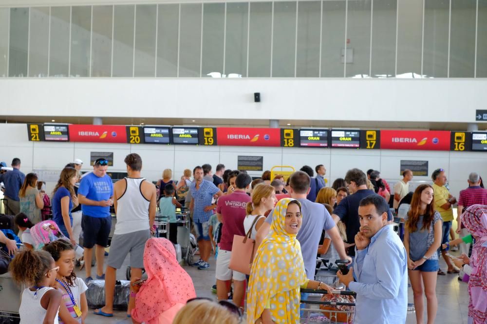 Los 60 niños saharauis que han pasado el verano en la provincia con el programa "Vacaciones en paz" regresaron ayer a los campamentos de refugiados de Tinduf (Argelia)