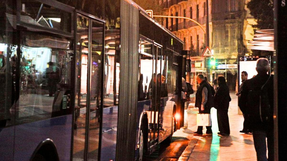 Ein Nachtbus an einer Haltestelle in Palma.