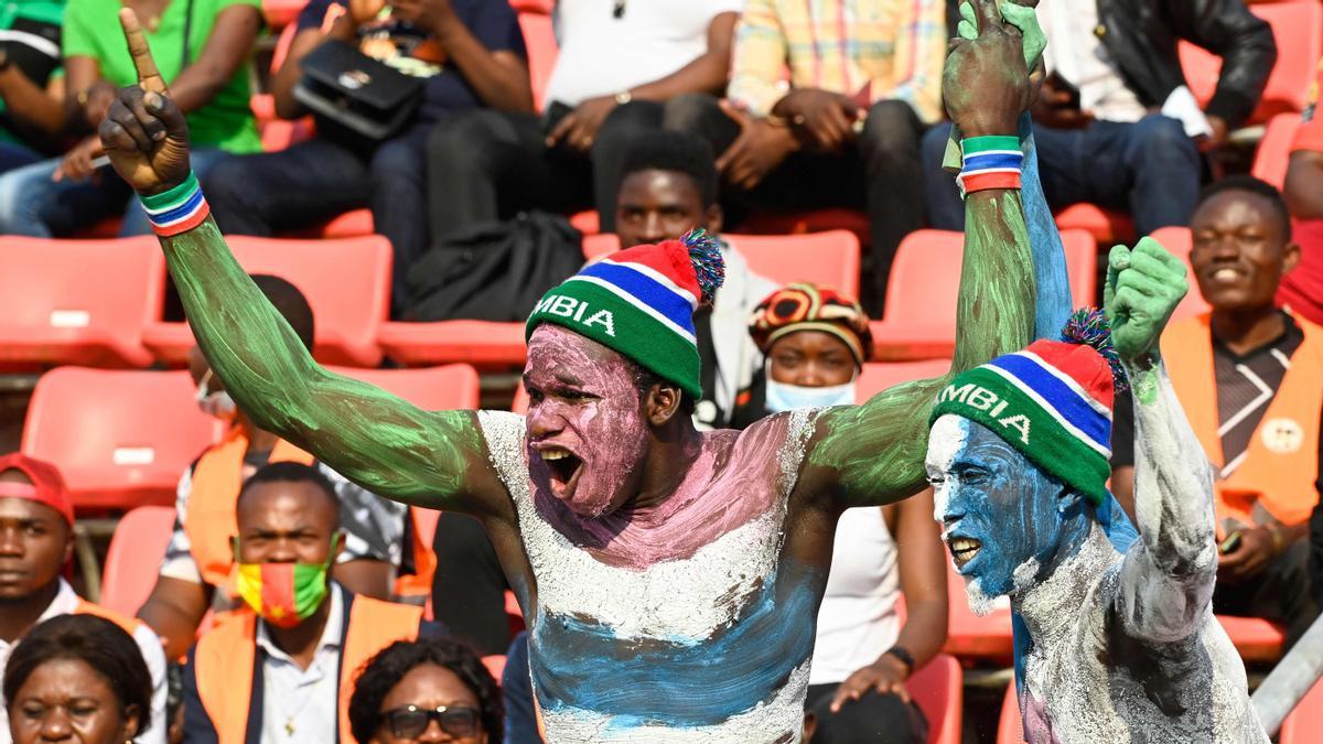 Aficionados de Gambia durante el partido de fútbol de octavos de final de la Copa Africana de Naciones (CAN) 2021 entre Guinea y Gambia en el Stade de Kouekong en Bafoussam