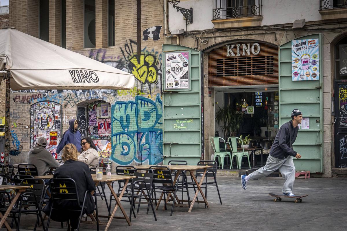Barcelona 14/04/25 Barcelona. Tema reforma pl. dels Àngels y afectación al comercio. Foto que se vea algun skater y a la vez alguna tienda de skate, por ejemplo Rufus Macba, en Ferlandina 31, que también tiene al lado un bar donde suelen ir. AUTOR: MANU MITRU