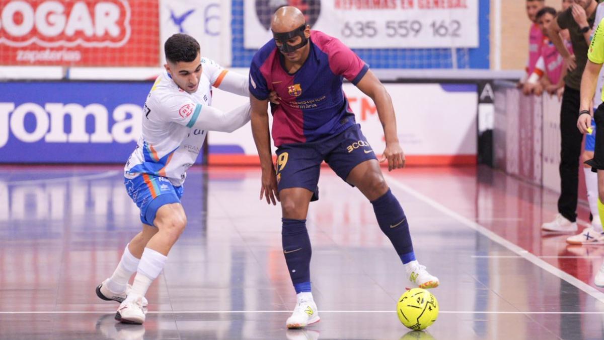 Fits, con su máscara contra el WANAPIX Sala 10 Zaragoza