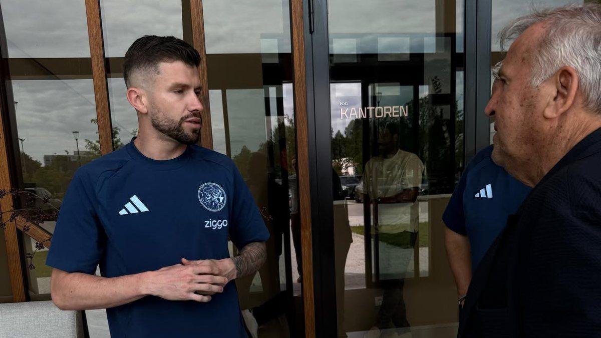 Caio Henrique, lateral izquierdo del Ajax, con Zico