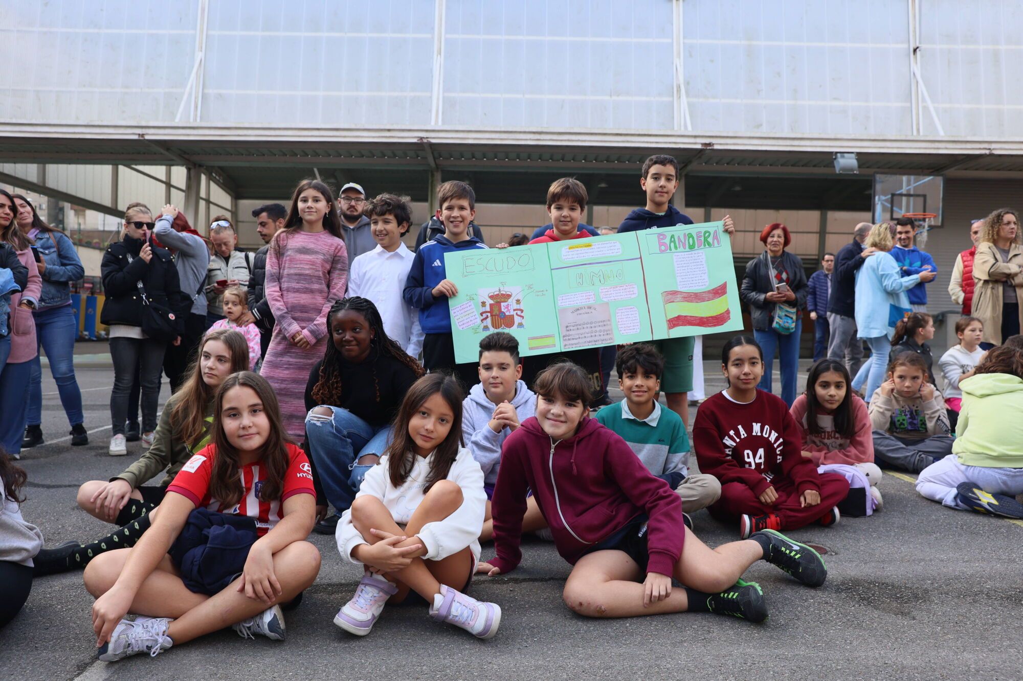Escuelas Blancas. Acto de izado de la bandera con asistencia del delegado de Defensa y representantes de la Guardia Civil, la Policía Nacional y la Municipal, entre otros