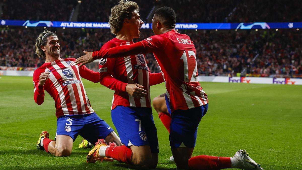 Antoine Griezmann y Samu Lino celebran el segundo gol del Atlético en el Metropolitano.