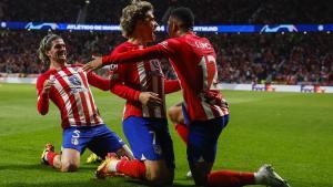 Antoine Griezmann y Samu Lino celebran el segundo gol del Atlético en el Metropolitano.