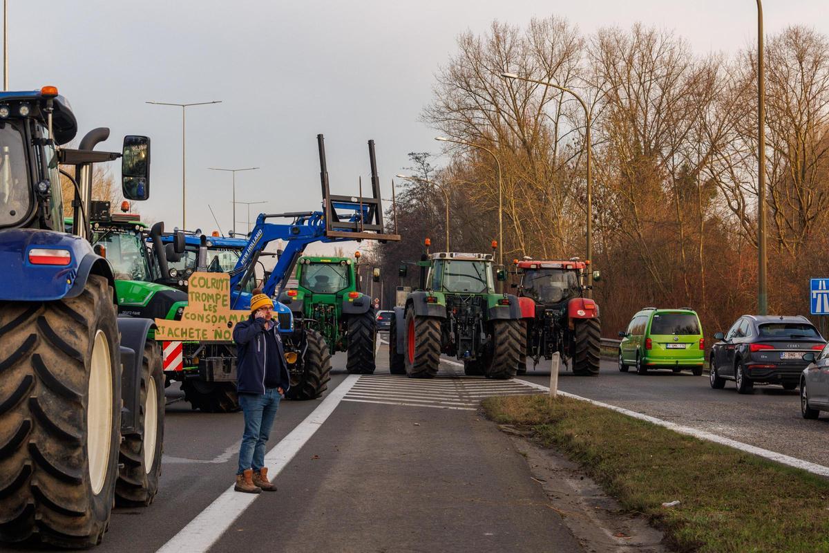 Agricultores de Bruselas cortan carreteras en una región del país.