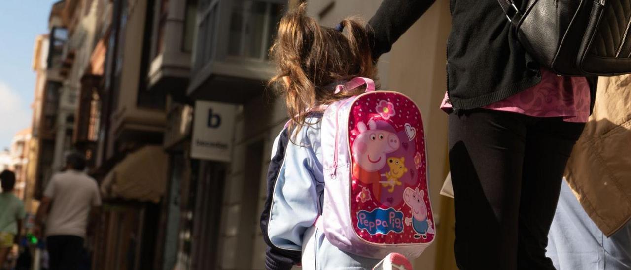 Una niña caminando por una calle de Zamora. | Jose Luis Fernández