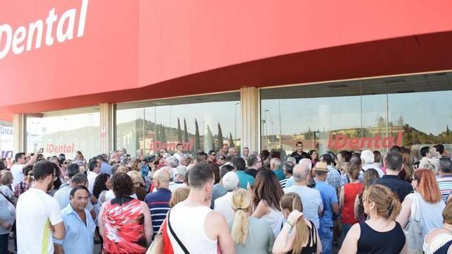 Usuarios de la clínica iDental durante una concentración como protesta por el cierre del establecimiento de Cobatillas el pasado de junio.