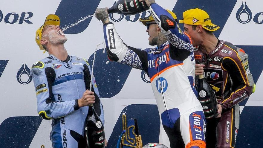 Podio de Arón Canet y Arbolino vence en el caos de la carrera de Moto2