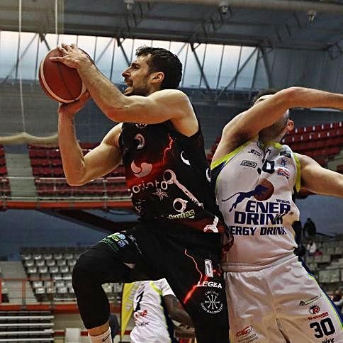 Turi Seara. Otro de los hombres claves con su dirección de juego. Acabó como el segundo jugador de la categoría al que más faltas personales le hicieron (126).