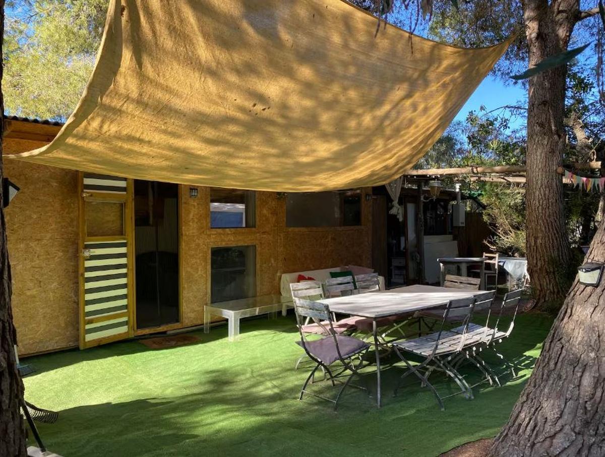 Galería: Alquilan una casa de madera en el bosque como vivienda turística en Ibiza