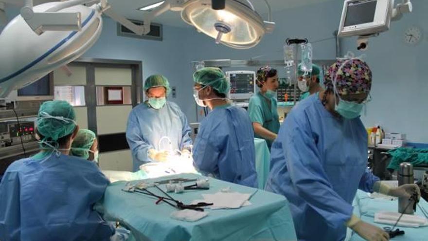 Un equipo sanitario del Hospital de la Marina Baixa realiza una cirugía en uno de los quirófanos del centro, en imagen de archivo.