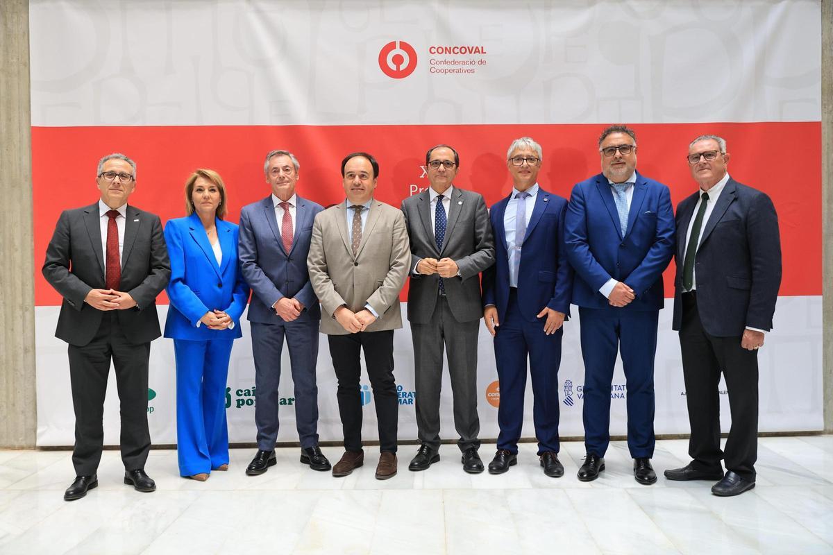 Juan Luis Durich (tercero por la izquierda), junto a Pérez Llorca y dirigentes del sector cooperativo valenciano.
