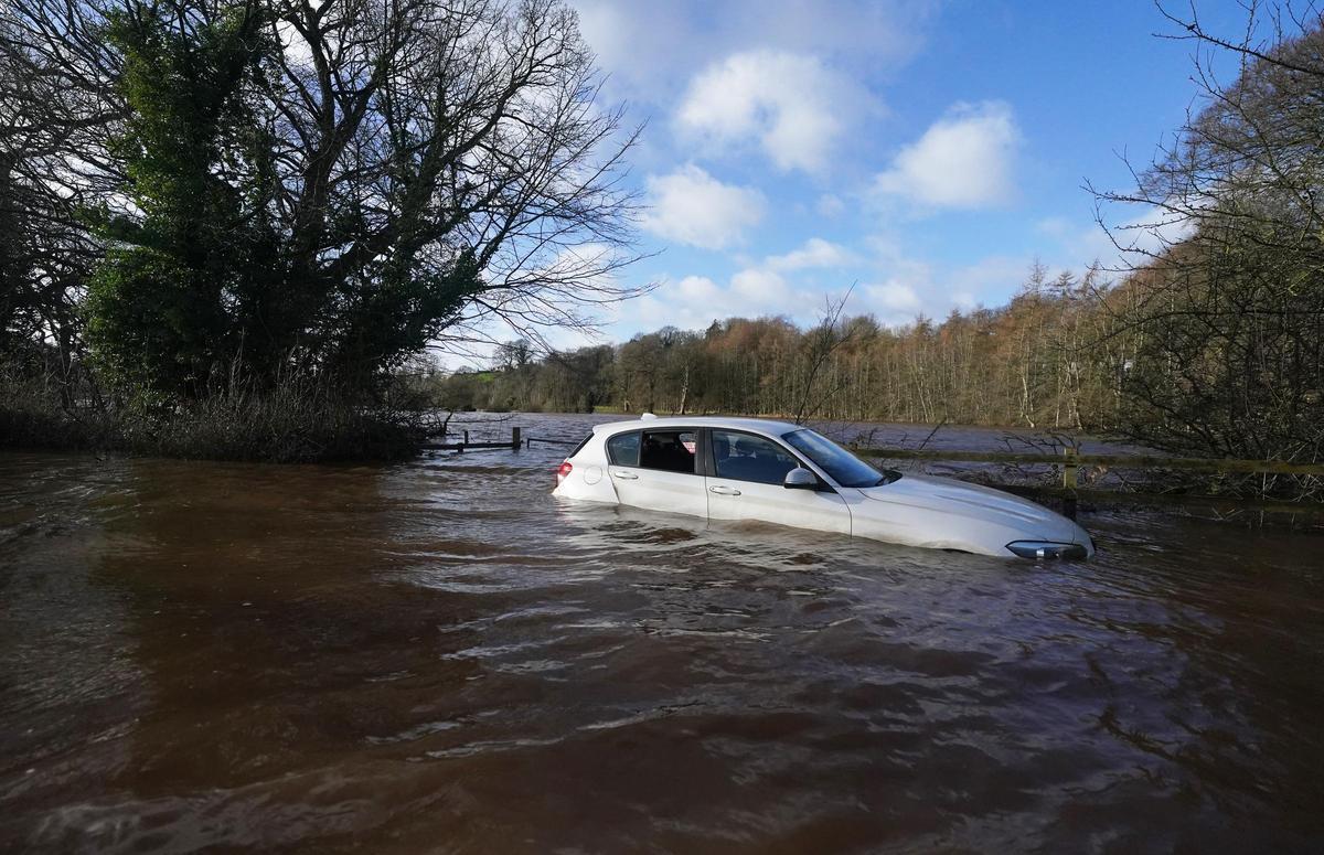 Un vehículo atrapado por la crecida de un río tras el paso del temporal Isha en Cumbria, Reino Unido