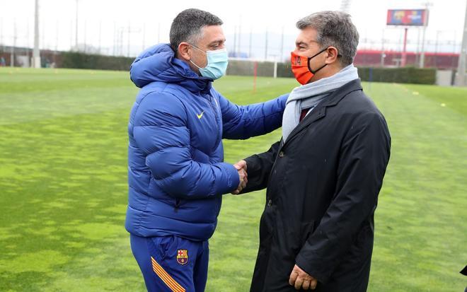 Joan Laporta, junto al técnico del filial, García Pimienta