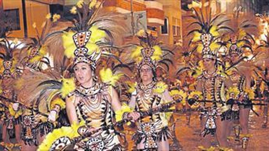 Vinaròs estalla en color con su fastuoso desfile de Carnaval