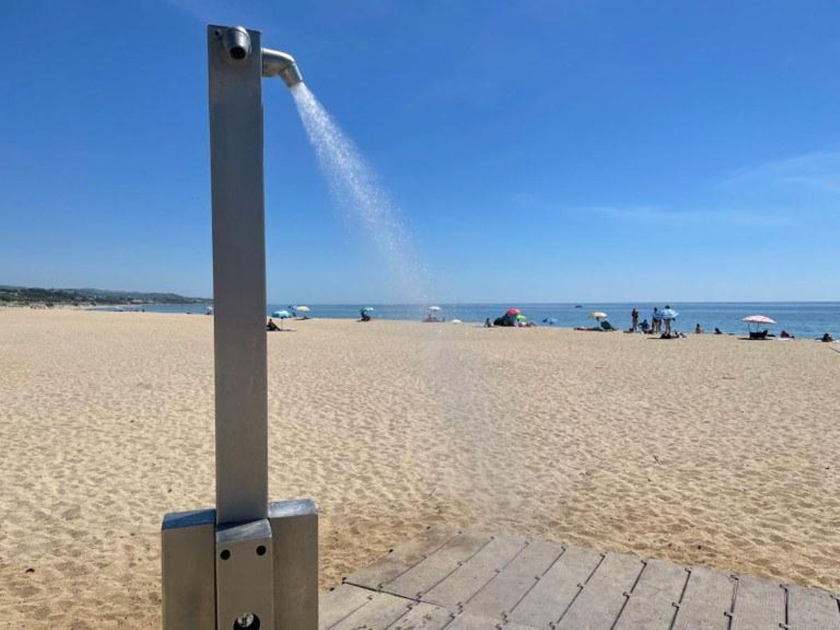 Tras las restricciones de los veranos anteriores, todas las duchas de las playas de Mataró funcionarán este 2025 a pleno rendimiento