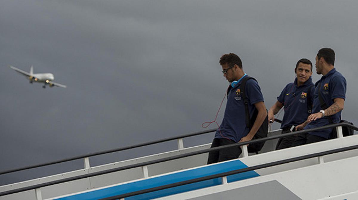 Neymar, Alexis i Adriano baixen de l’avió que ha traslladat l’equip des de Màlaga, a l’aeroport del Prat. Neymar, Alexis i Adriano baixen de l’avió que ha traslladat l’equip des de Màlaga, a l’aeroport del Prat.