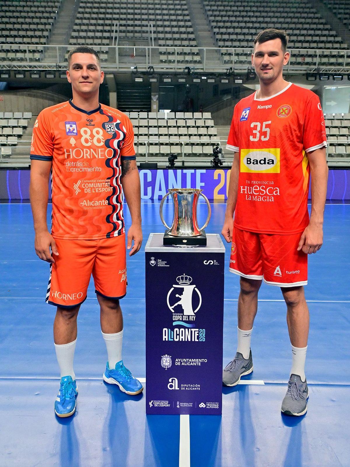 El lateral derecho Darko Dimitrivski posa junto al represenante del Huesca con el trofeo entre ambos.