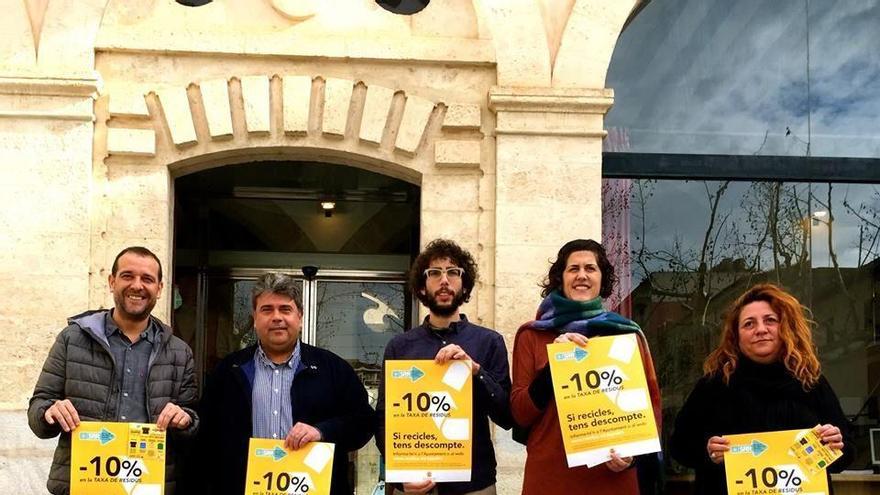 Autoridades municipales durante la presentación de una campaña de fomento del reciclaje.