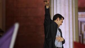Tsipras aclamado en Atenas.