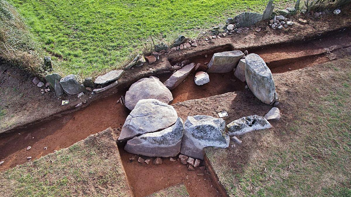 La construcción megalítica está situada en la parroquia de Alperiz. |