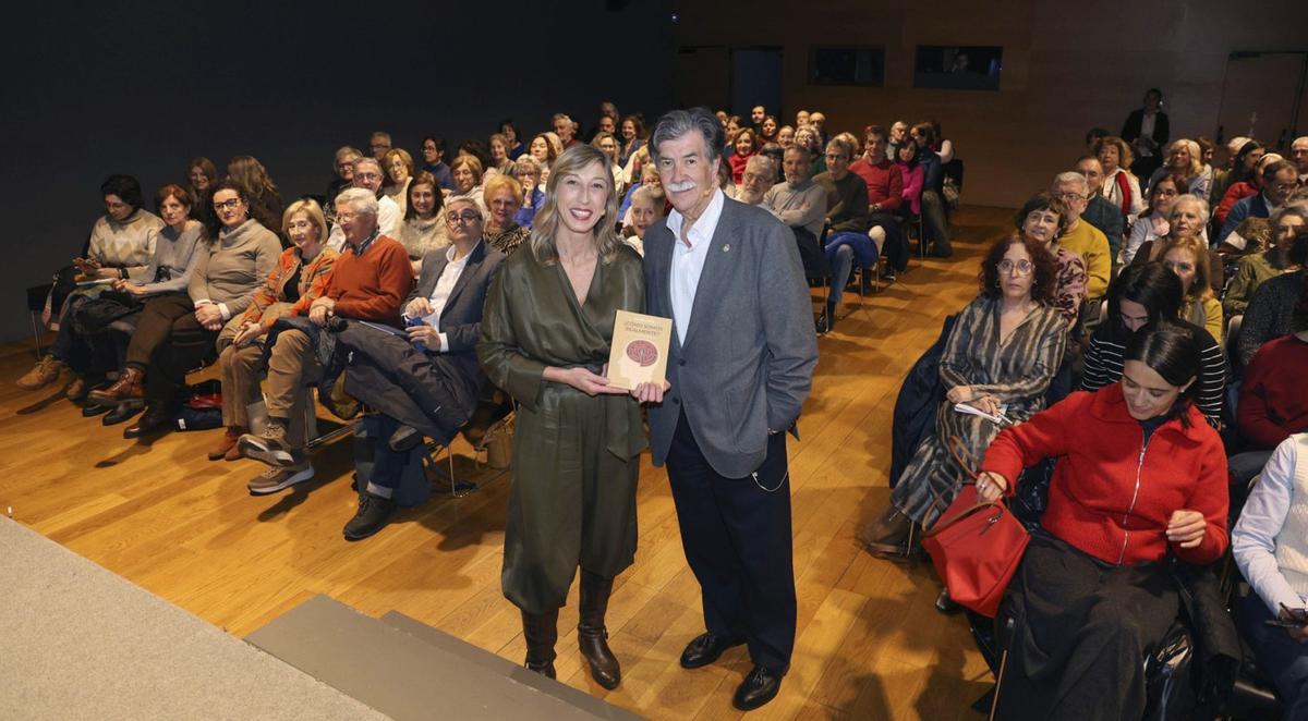 Los psicólogos María Ferreiro y Javier Urra, ayer, en el Club FARO. | ALBA VILLAR
