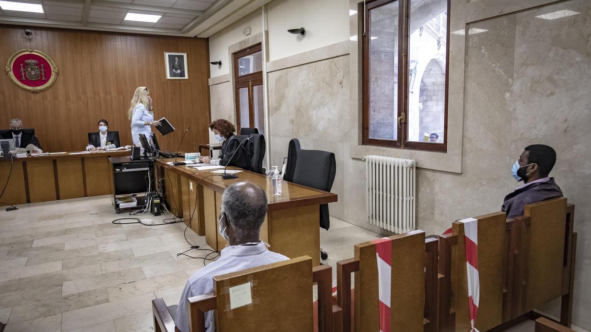 Los acusados, durante el juicio celebrado ayer .