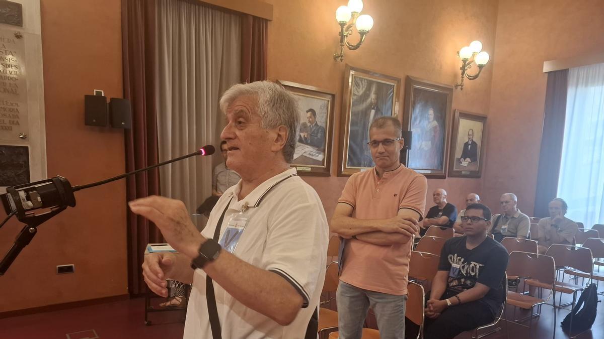 Valentí Serra intervenint al ple i darrera seu Gregorio Sánchez