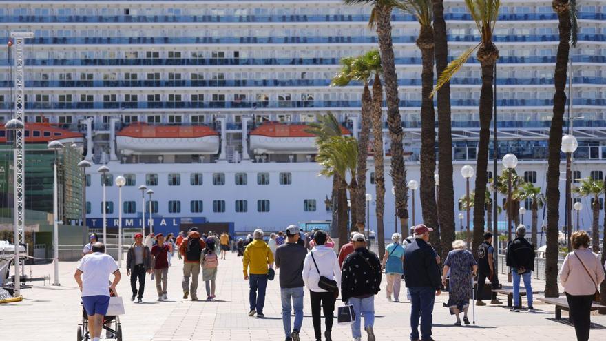 Turistas llegan a Cartagena, ayerdesde una de las escalasde un crucero.