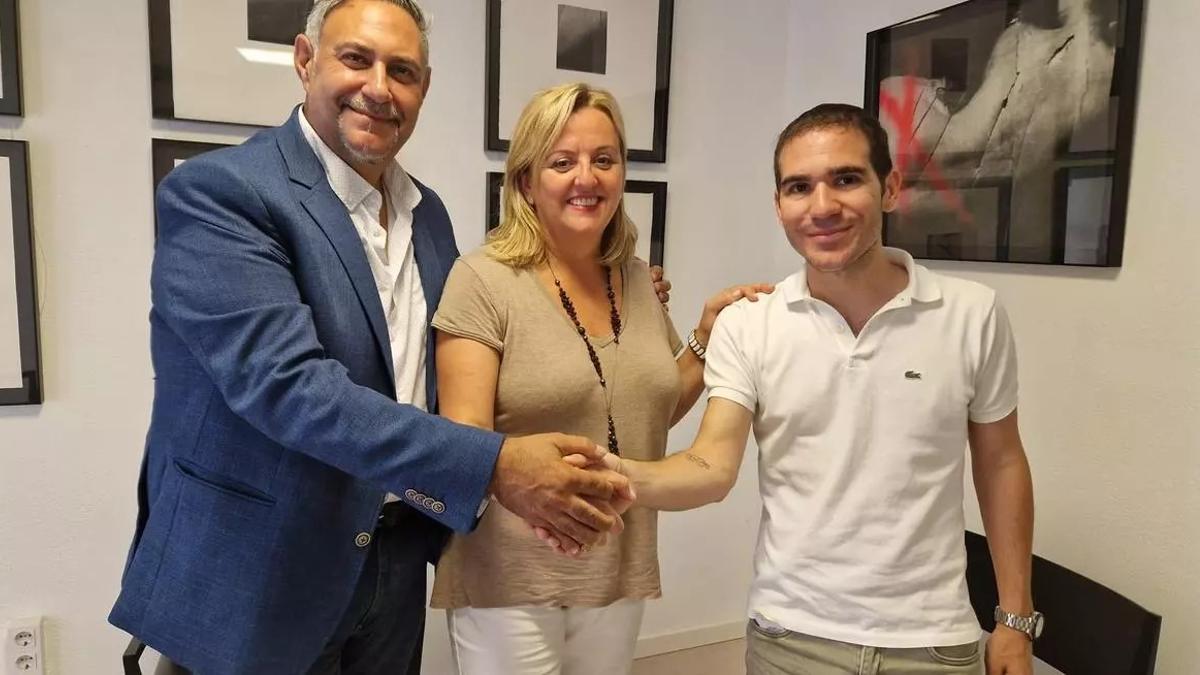 Tripartito: el portavoz de Compromís en Calp, Ximo Perles, a la derecha del socialista Guillermo Sendra y la alcaldesa