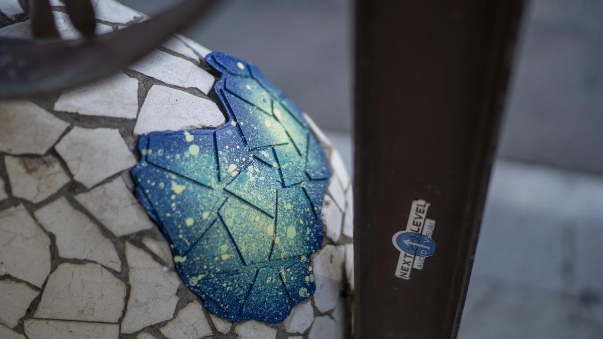 Detalle de una de las piezas instaladas en un banco-farola entre Provença y Mallorca.