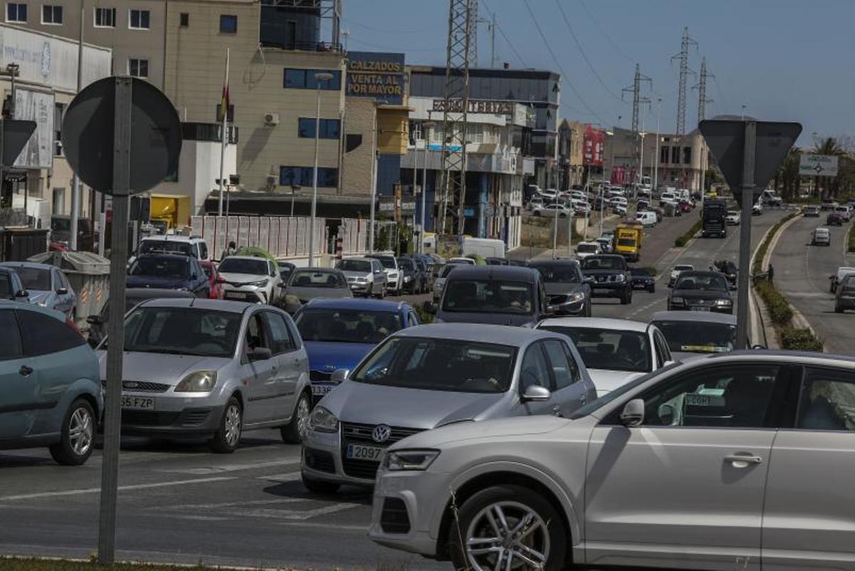 Vehículos circulando por uno de los viales centrales del polígono industrial de Carrús. | ANTONIO AMORÓS