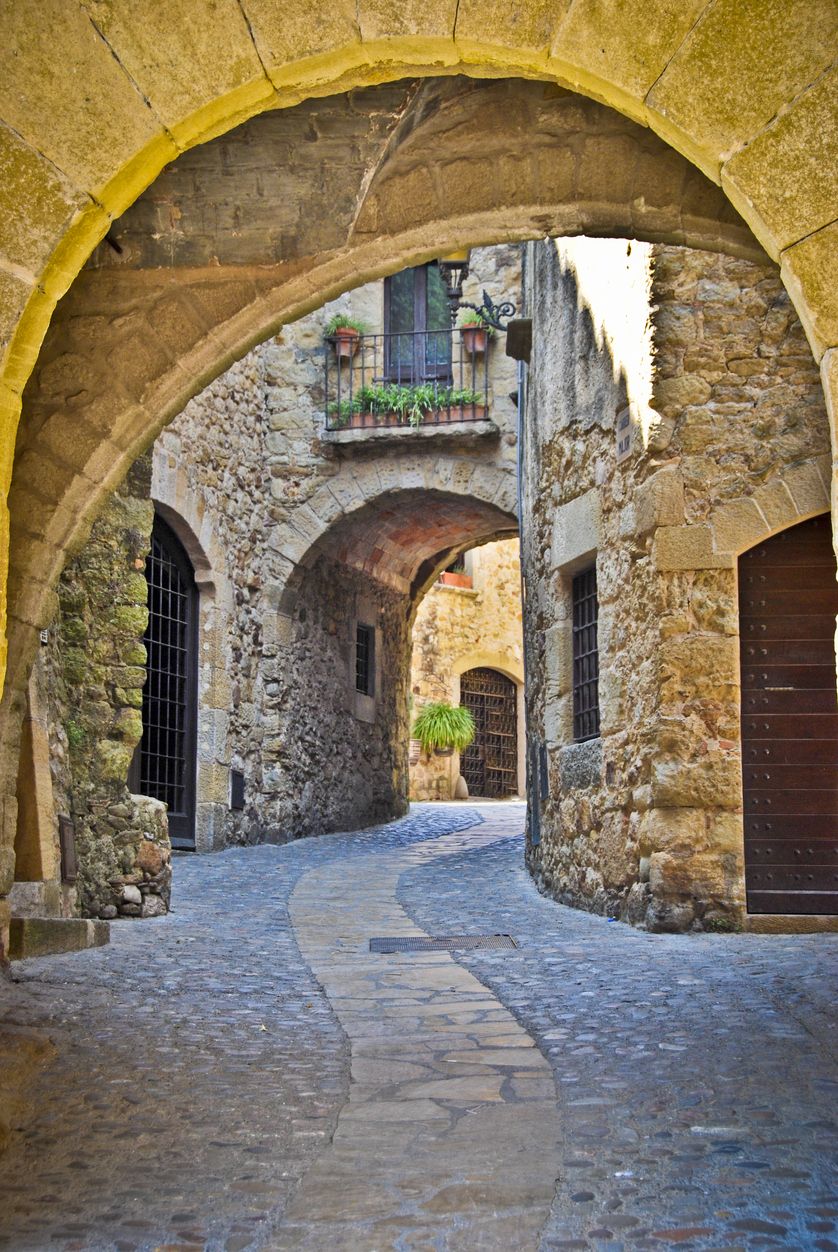 Muchos viajeros no van más allá de Tossa del Mar o Besalú.