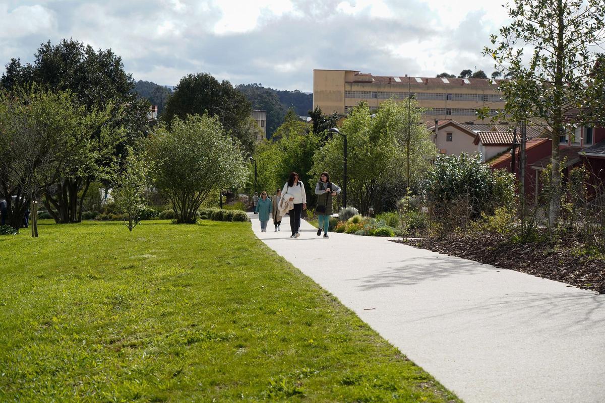 Inauguración en Santa Cruz del parque Rosalía Mera, donado por Sandra Ortega
