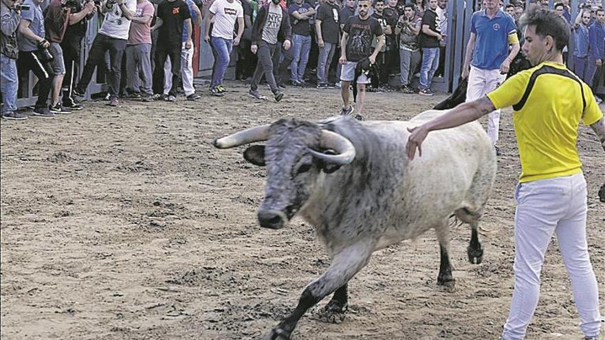 Un trepidante encierro y una tarde de altibajos abren la agenda taurina