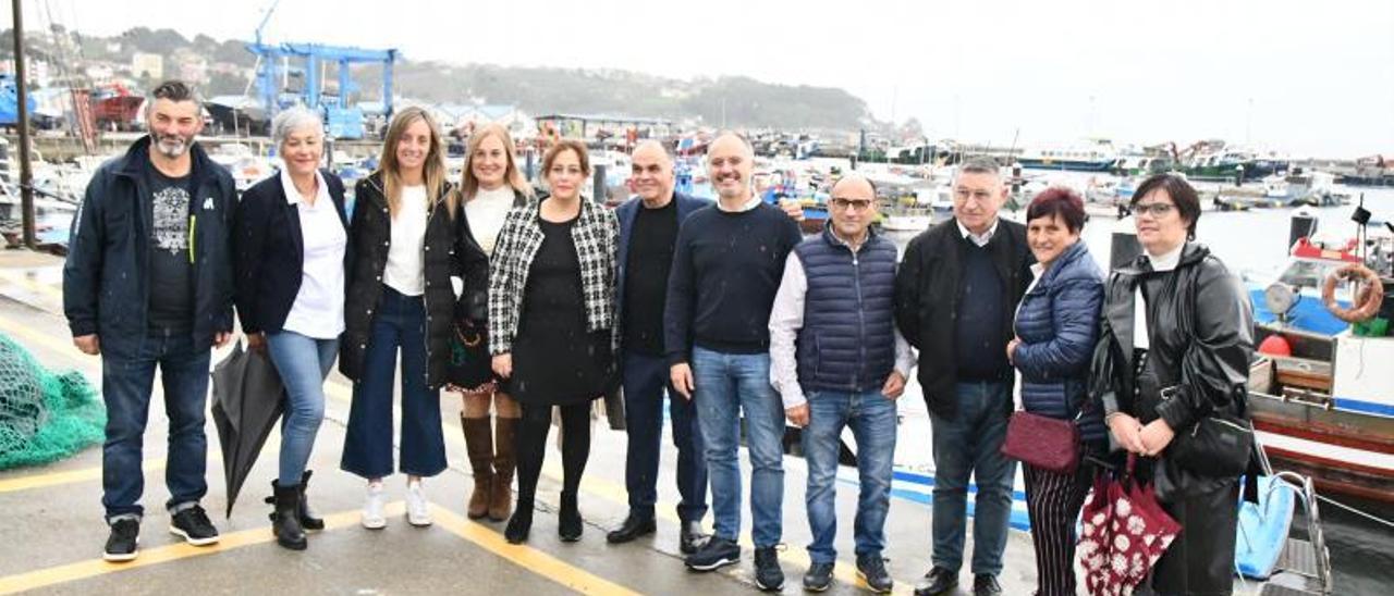 Camilo Macenlle, en el centro de la imagen, al lado de David Regades, en el puerto de Bueu. |   // FDV