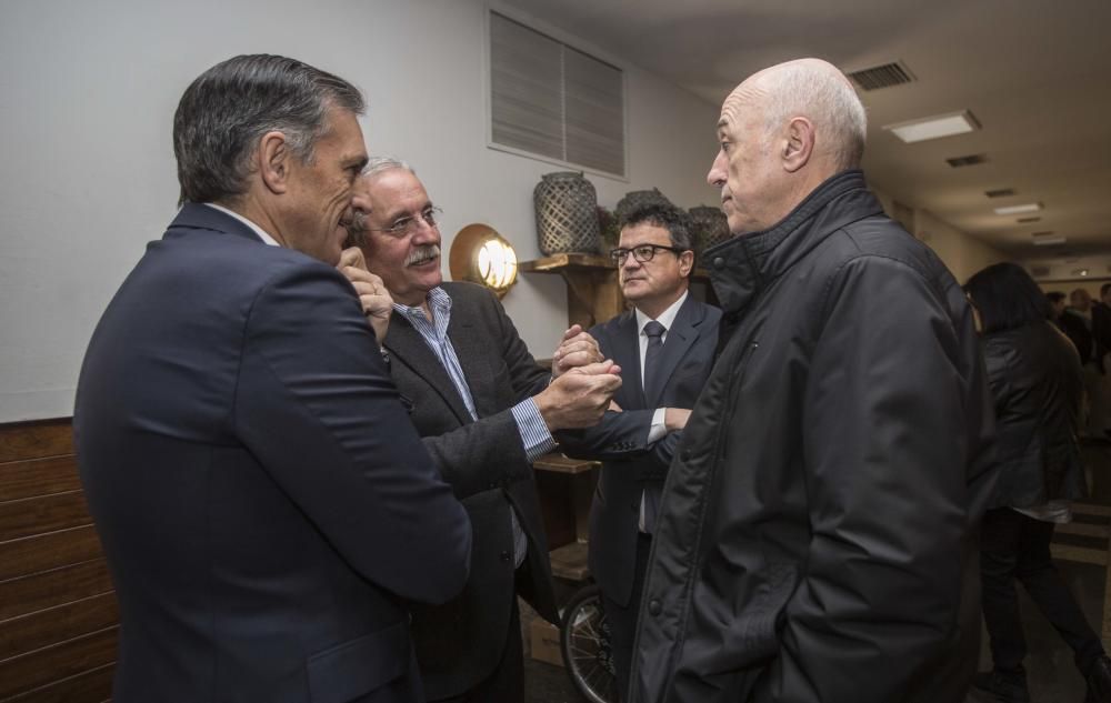 El director general de Hidraqua, Francisco Bartual; el consejero de Atlas-Aludium Manuel Ruano; el director del Club INFORMACIÓN, Toni Cabot; y el consejero delegado de Prensa Ibérica en la Comunidad, Juan Antonio López Ruiz de Zuazo, conversando.