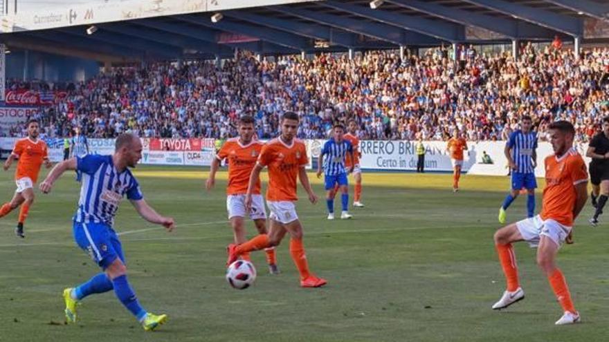 El jugador de la Ponferradina Isi durante la eliminatoria ante el Cartagena en El Toralín.