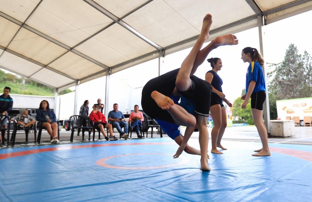 Demostración de lucha valtu en las fiestas de Llaranes