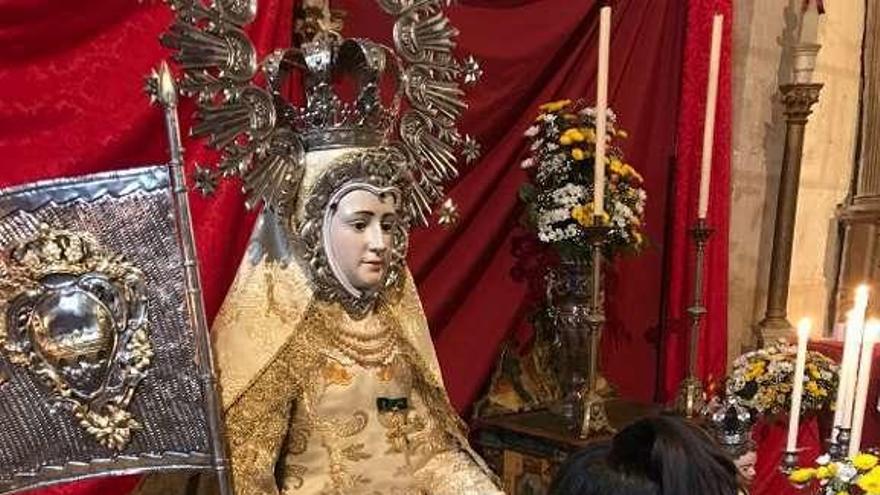 Besamanos a la Virgen de la Concha