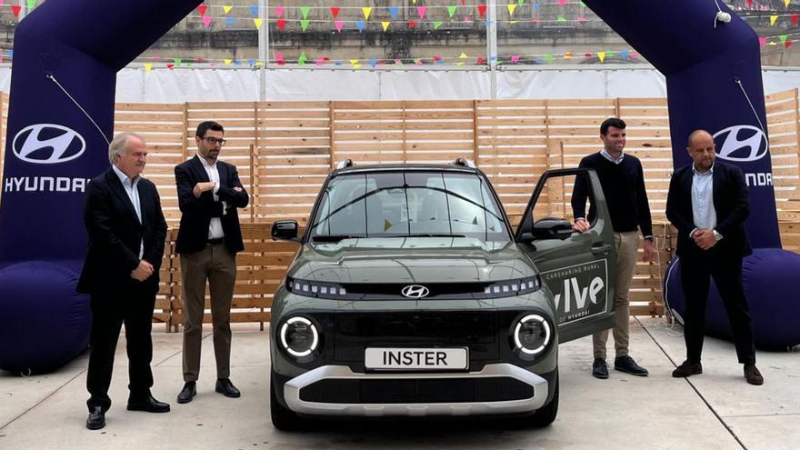 Gonzalo Louzao con representantes de la firma, ayer, durante la presentación del nuevo coche.