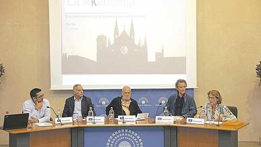 El mediador de la mesa y codirector de La Akademia, Jorge Serrano, Rafael Barea, Antonio Tarabini, Guillem Ferrer y Virginia Creixell.