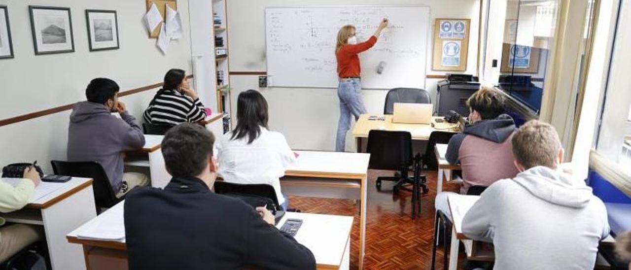 Un grupo de alumnos recibe clases en una academia particular de Vigo. |   // ALBA VILLAR