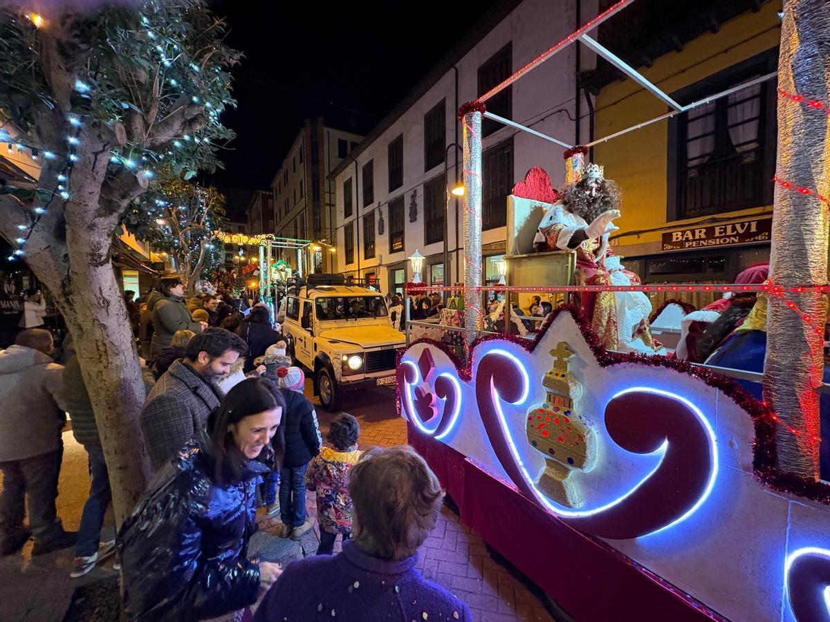 Gaspar saluda desde su carroza.