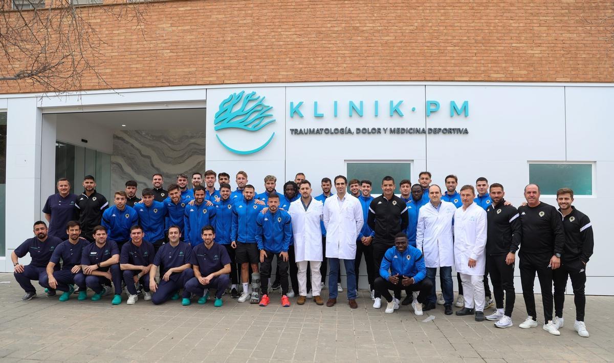José Artiles, con protección en la pierna y muletas, junto a sus compañeros durante la visita del equipo a Klinik PM.