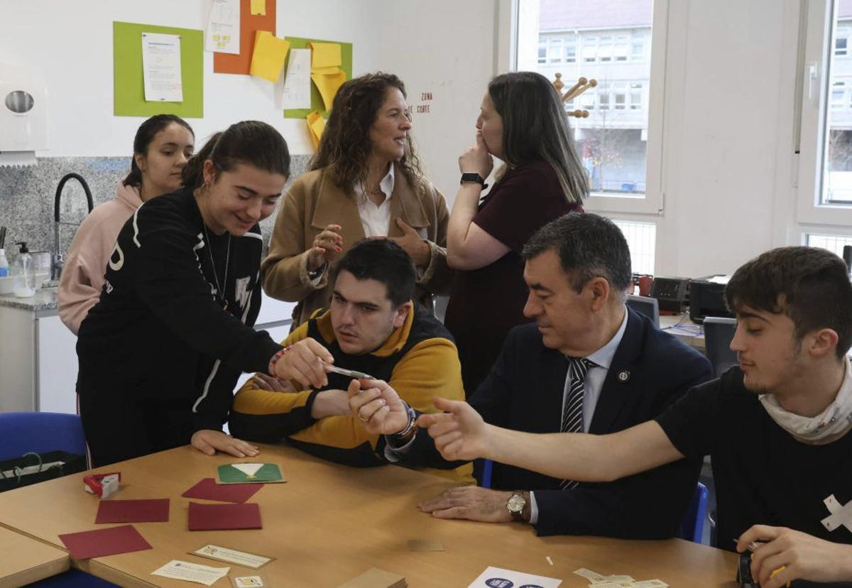 Alumnos, profesoras, equipo directivo y representantes institucionales muestran la postal. |  I. Abella